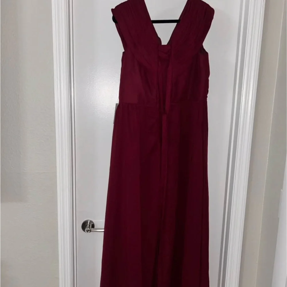 Elegant Burgundy Evening Gown - Picture 2 of 3